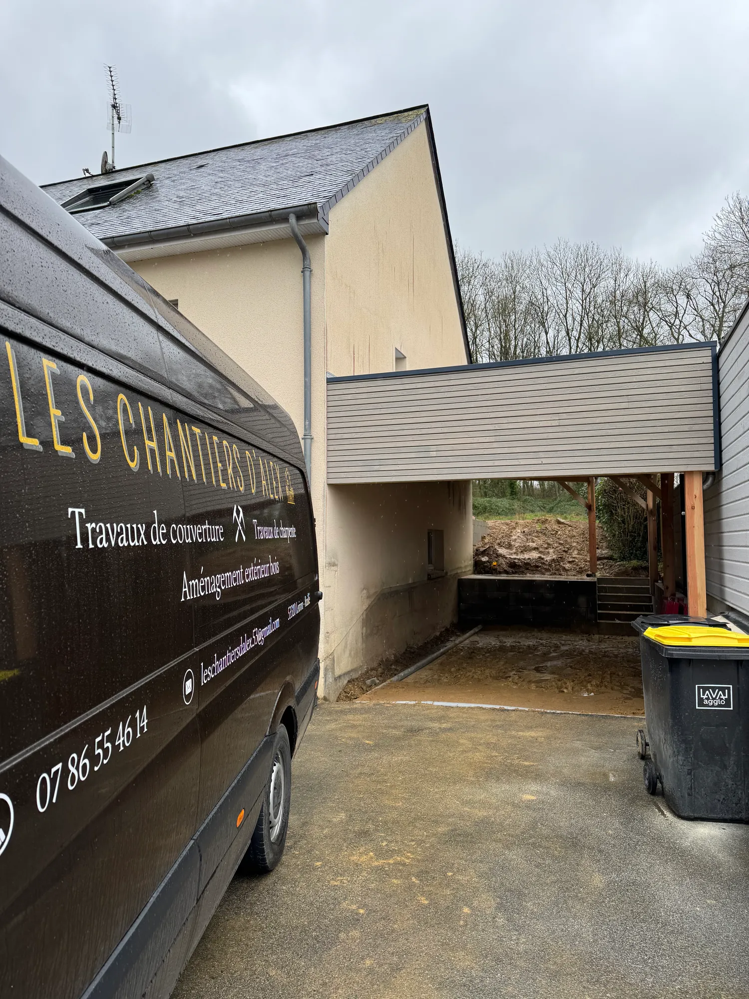 Camion de l'entreprise devant un carport bois terminé