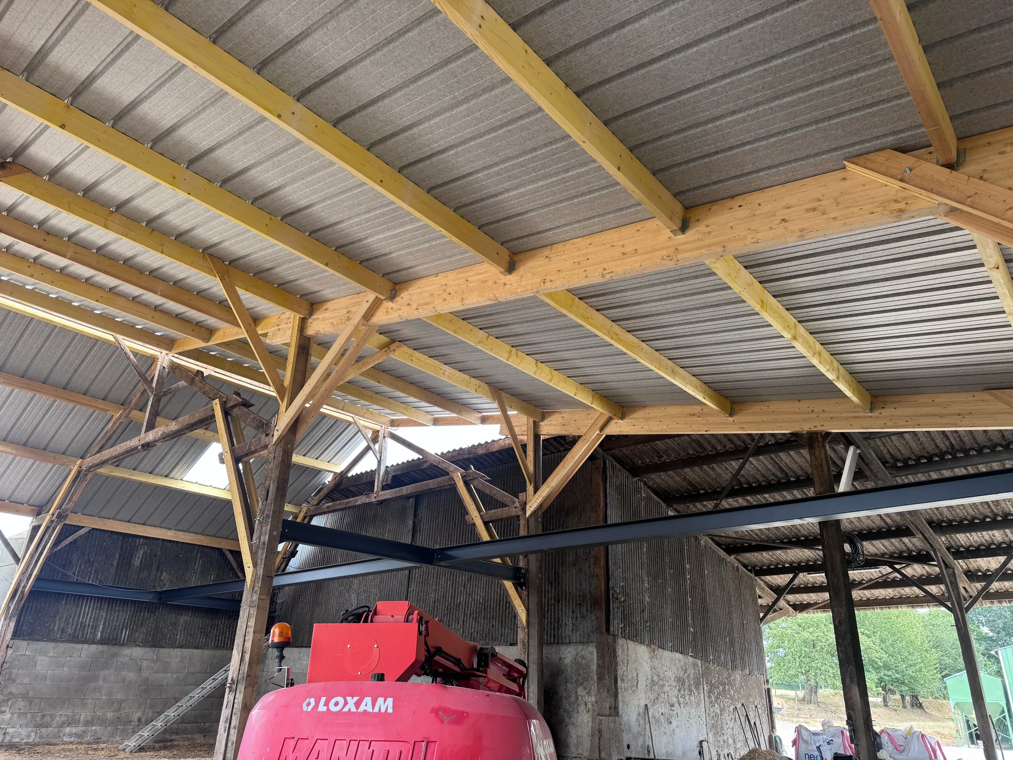 Détail des fermes et des pannes d'une charpente bois de hangar agricole