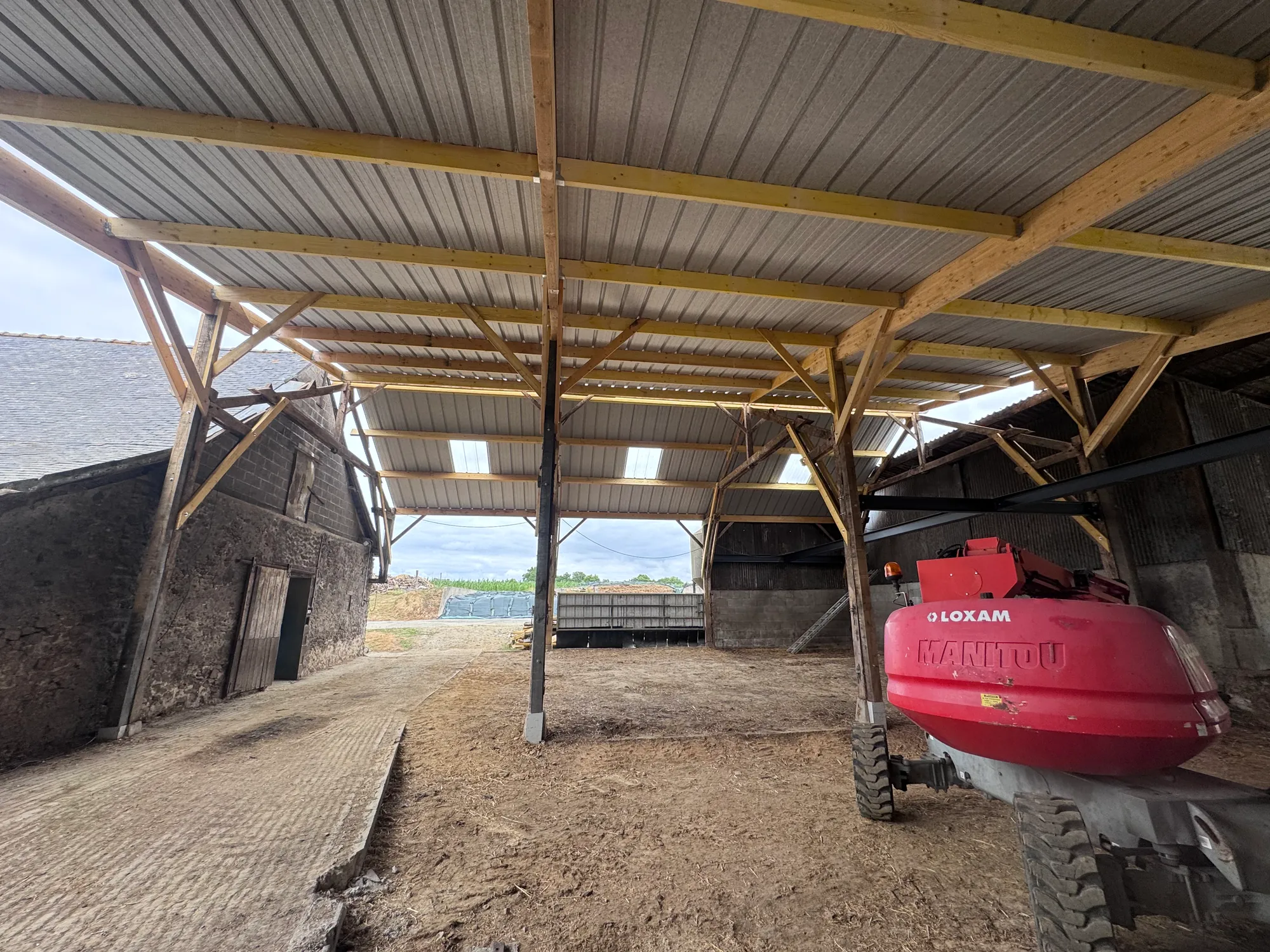 Travaux de charpente – Charpente traditionnelle, extension à ossature bois, hangar agricole : le bois, du calcul à la pose.