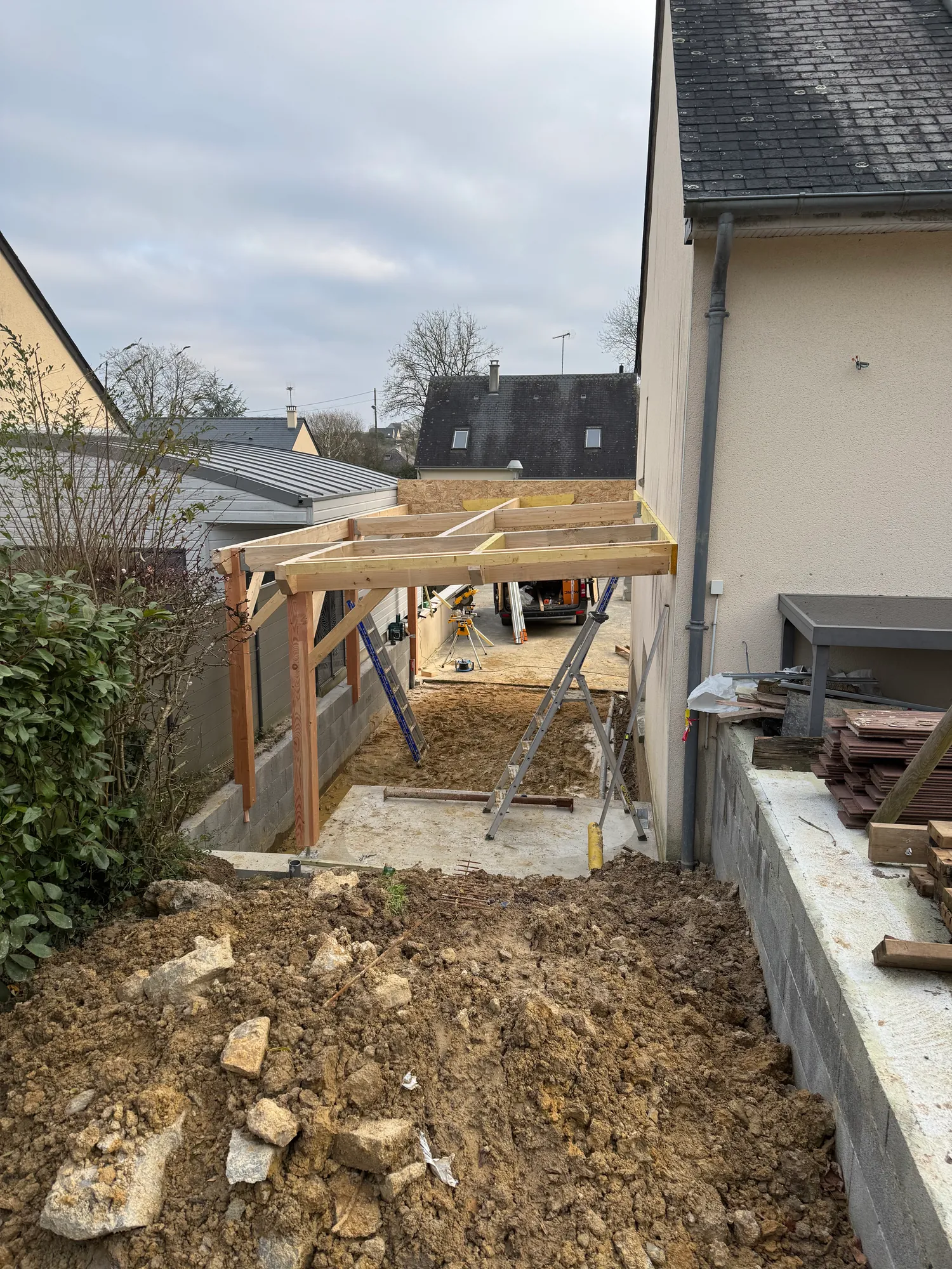 Charpente d'un carport en bois en cours de montage