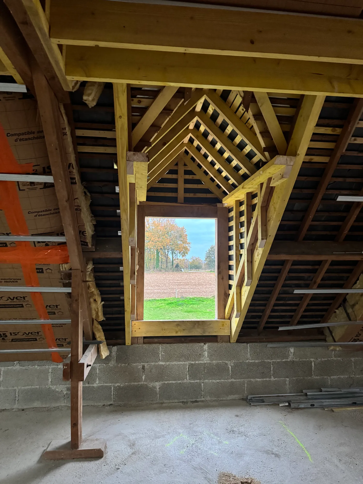 Charpente d'une lucarne vue depuis l'intérieur des combles