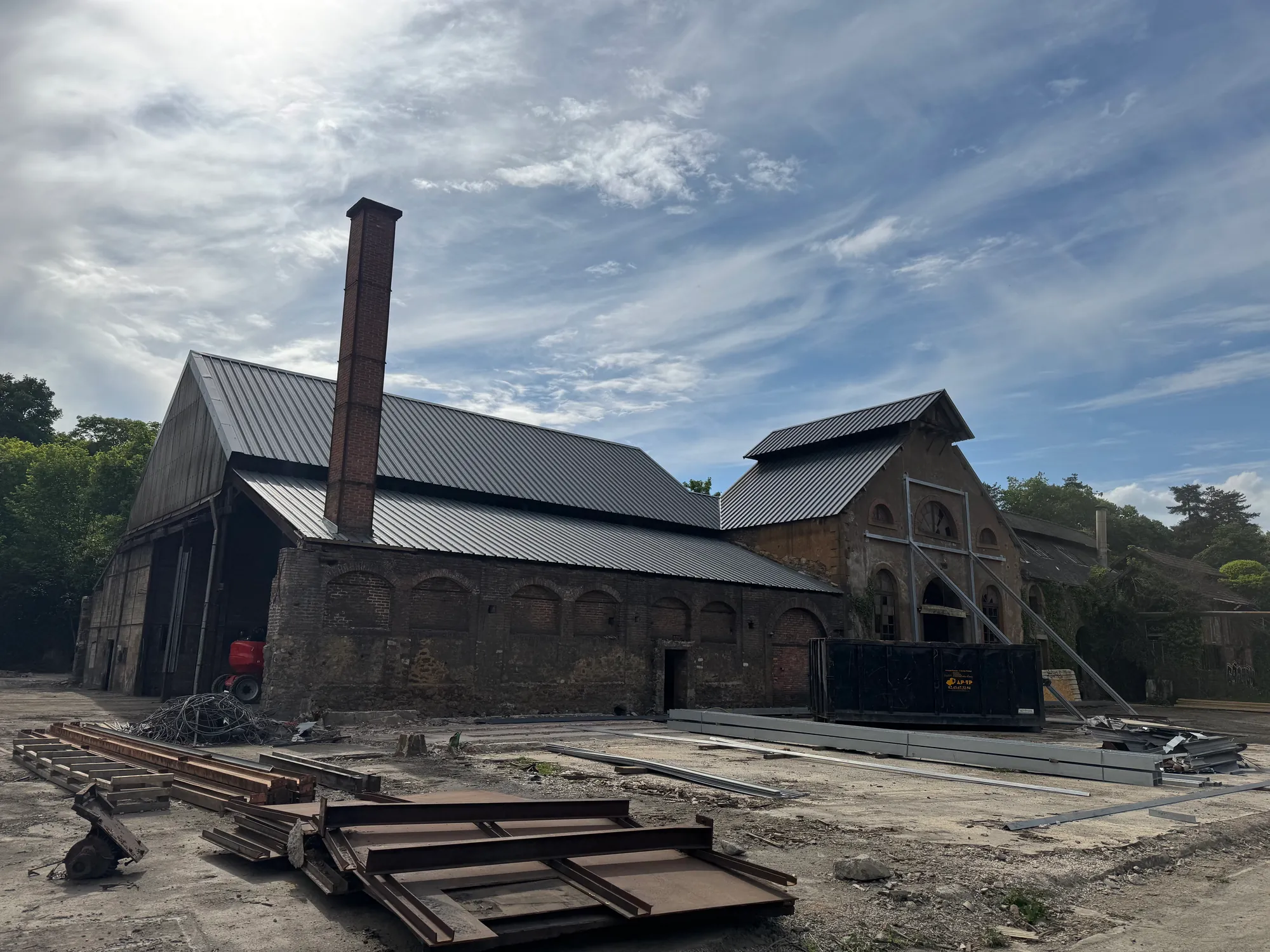 Bac acier posé sur une ancienne usine à cheminée de brique