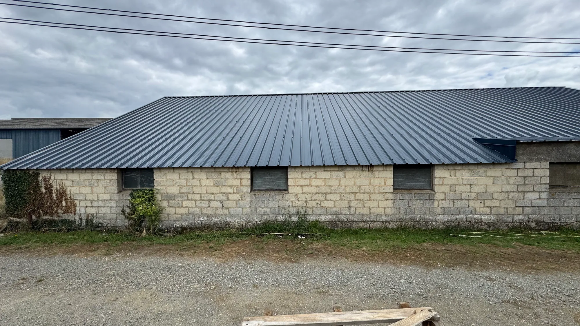 Couverture en bac acier posée sur un bâtiment agricole