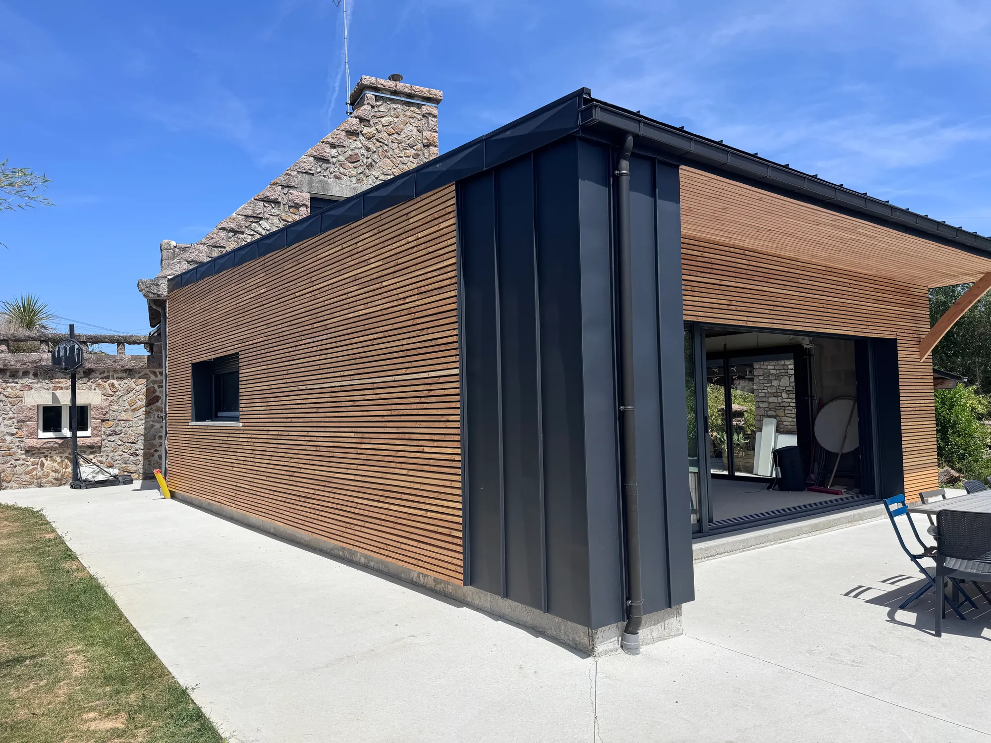 Extension en bois avec bardage claire-voie et habillages anthracite