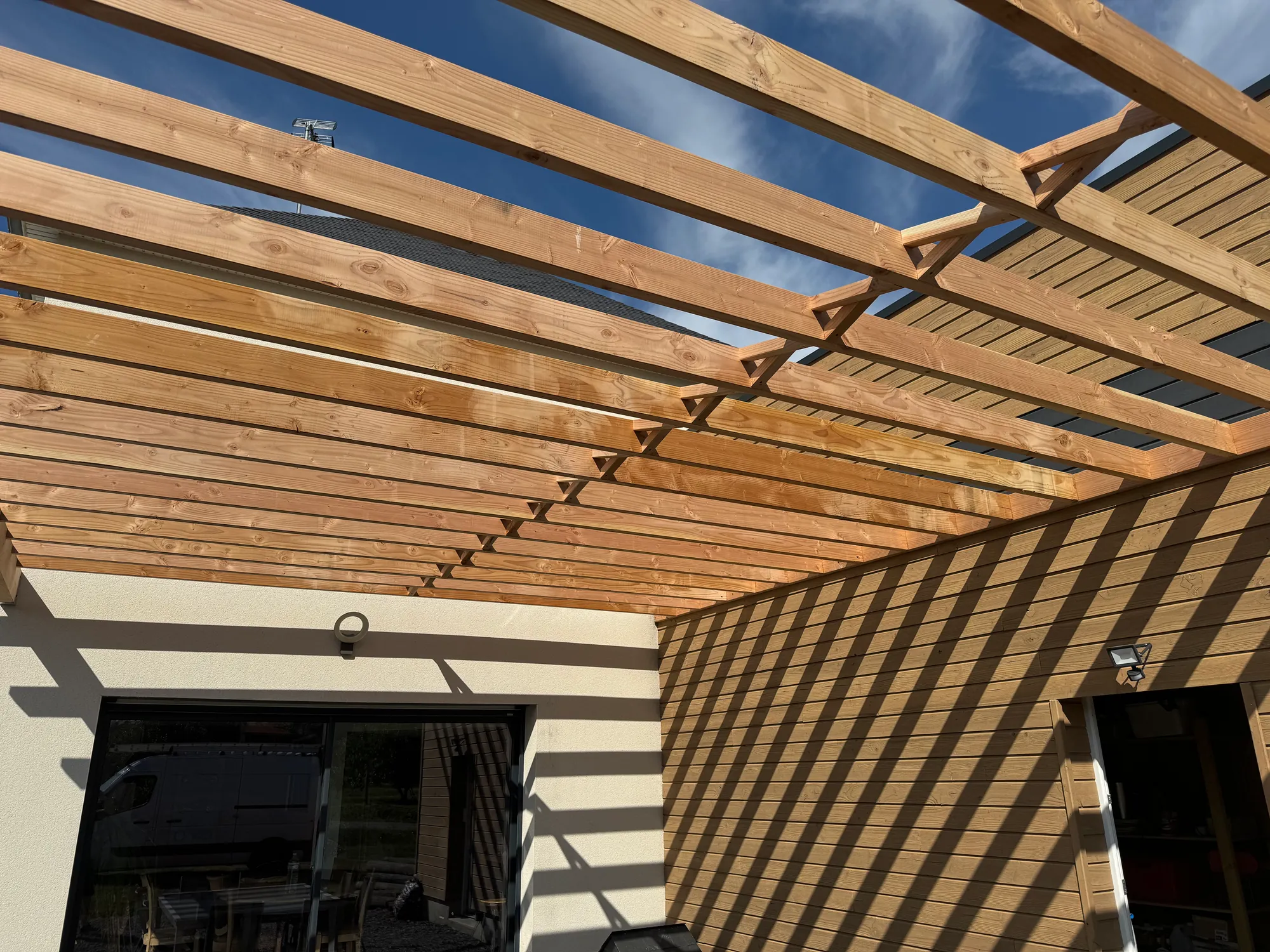 Détail d'assemblage d'une pergola en douglas