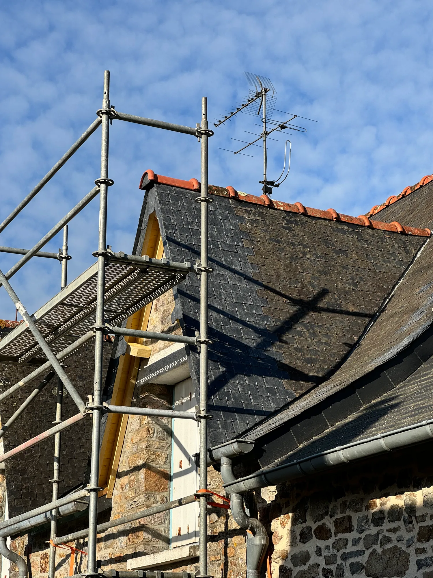 Rénovation de rive en ardoise sur échafaudage