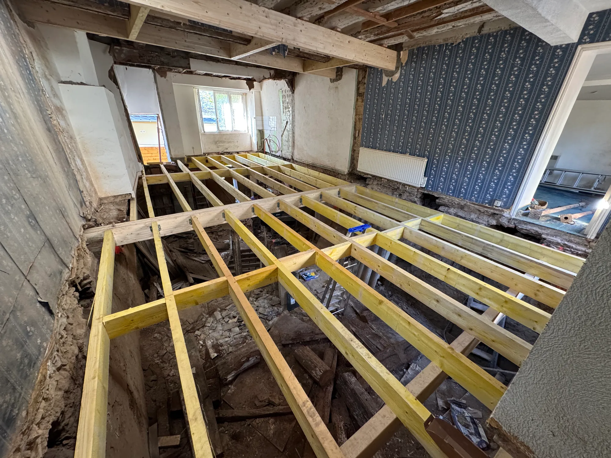 Solivage et plancher bois neufs dans une maison en rénovation