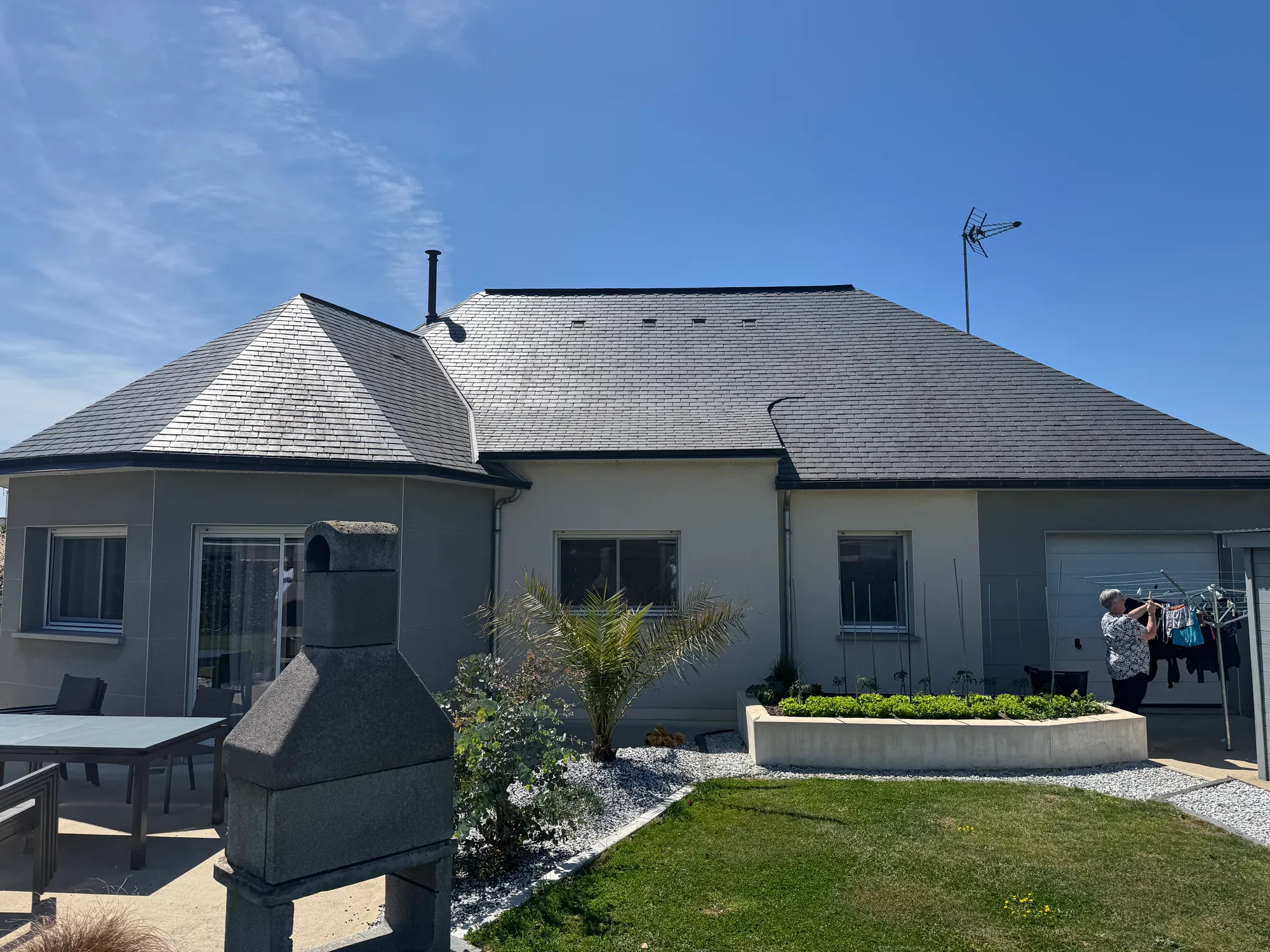 Toiture en ardoise d'un pavillon contemporain vue depuis le jardin