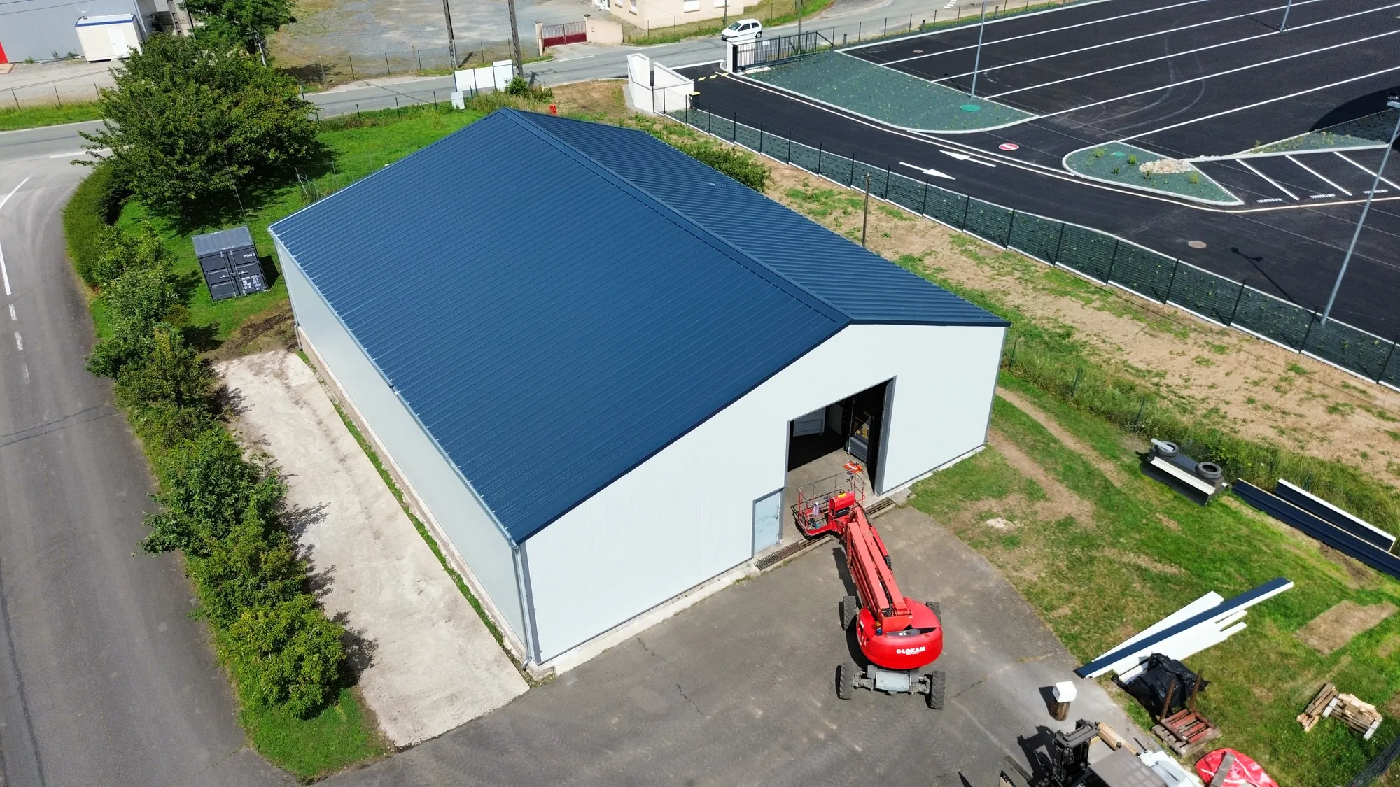 Vue par drone d'un bâtiment professionnel couvert en bac acier