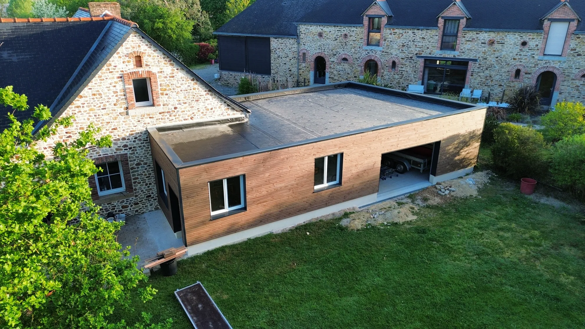 Vue par drone du toit plat de l'extension avec son étanchéité